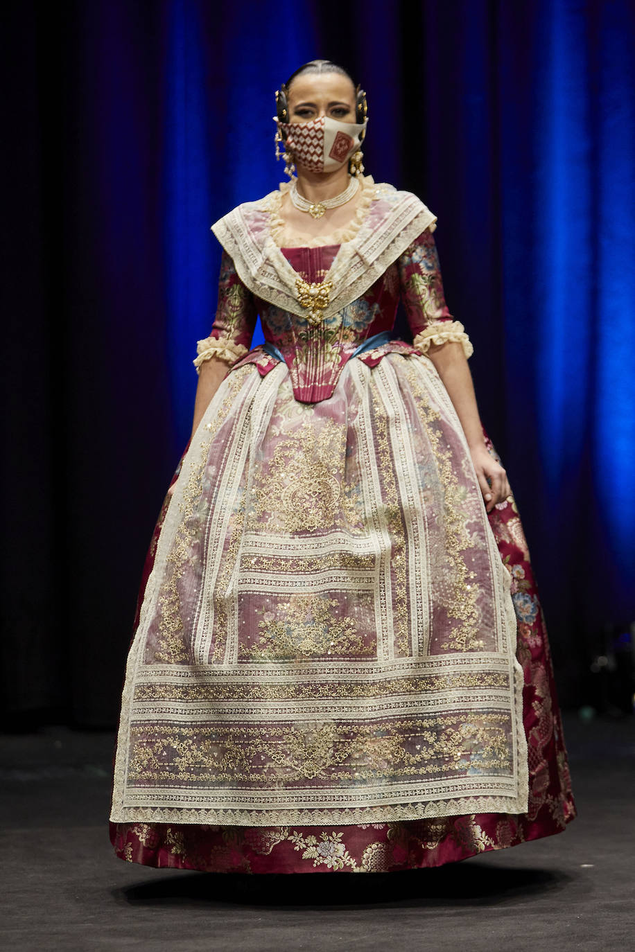 Los falleros y amantes de las tradiciones han revivido este fin de semana su pasión por la fiesta, ya que el Palacio de Congresos ha acogido la celebración del IV aniversario de la declaración de las Fallas como Patrimonio Inmaterial de la Humanidad. Este domingo, la pasarela se ha llenado de color con el Desfile de indumentaria fallera. 