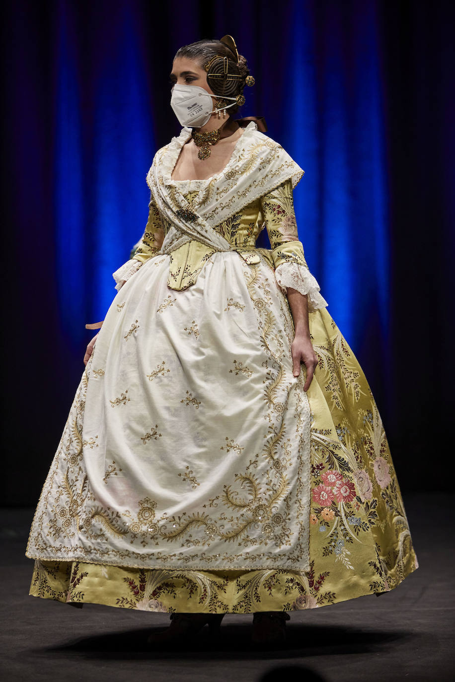 Los falleros y amantes de las tradiciones han revivido este fin de semana su pasión por la fiesta, ya que el Palacio de Congresos ha acogido la celebración del IV aniversario de la declaración de las Fallas como Patrimonio Inmaterial de la Humanidad. Este domingo, la pasarela se ha llenado de color con el Desfile de indumentaria fallera. 