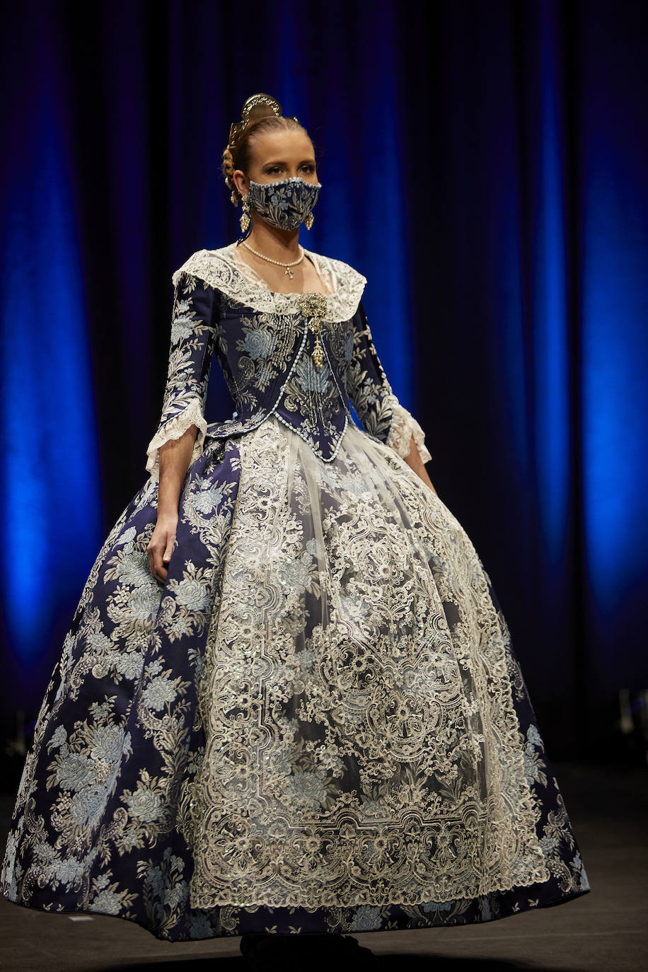 Los falleros y amantes de las tradiciones han revivido este fin de semana su pasión por la fiesta, ya que el Palacio de Congresos ha acogido la celebración del IV aniversario de la declaración de las Fallas como Patrimonio Inmaterial de la Humanidad. Este domingo, la pasarela se ha llenado de color con el Desfile de indumentaria fallera. 