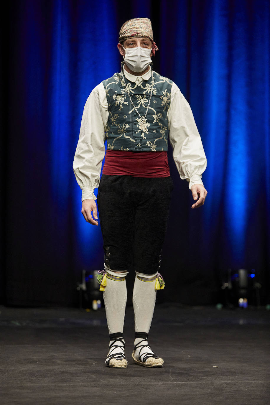 Los falleros y amantes de las tradiciones han revivido este fin de semana su pasión por la fiesta, ya que el Palacio de Congresos ha acogido la celebración del IV aniversario de la declaración de las Fallas como Patrimonio Inmaterial de la Humanidad. Este domingo, la pasarela se ha llenado de color con el Desfile de indumentaria fallera. 