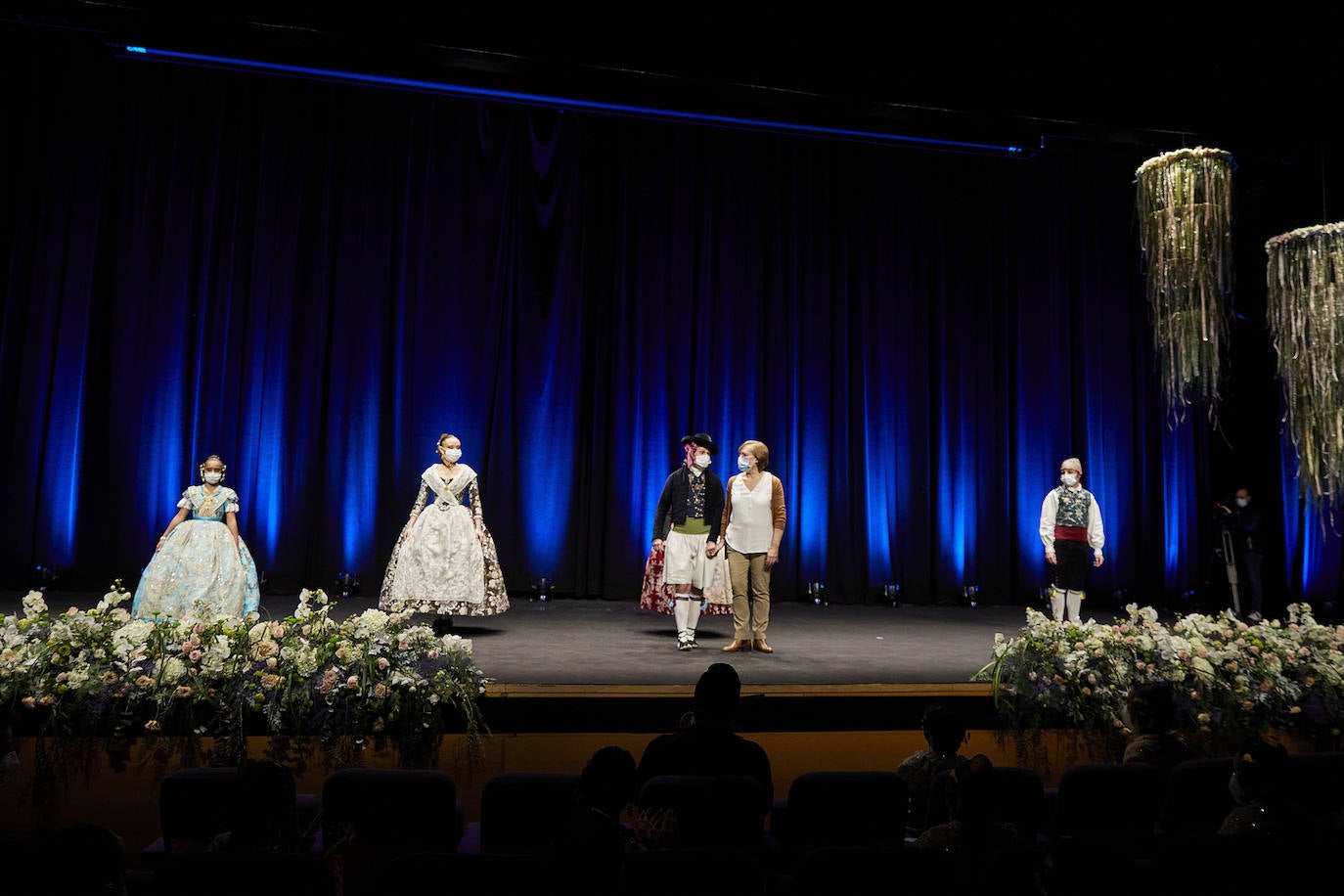 Los falleros y amantes de las tradiciones han revivido este fin de semana su pasión por la fiesta, ya que el Palacio de Congresos ha acogido la celebración del IV aniversario de la declaración de las Fallas como Patrimonio Inmaterial de la Humanidad. Este domingo, la pasarela se ha llenado de color con el Desfile de indumentaria fallera. 