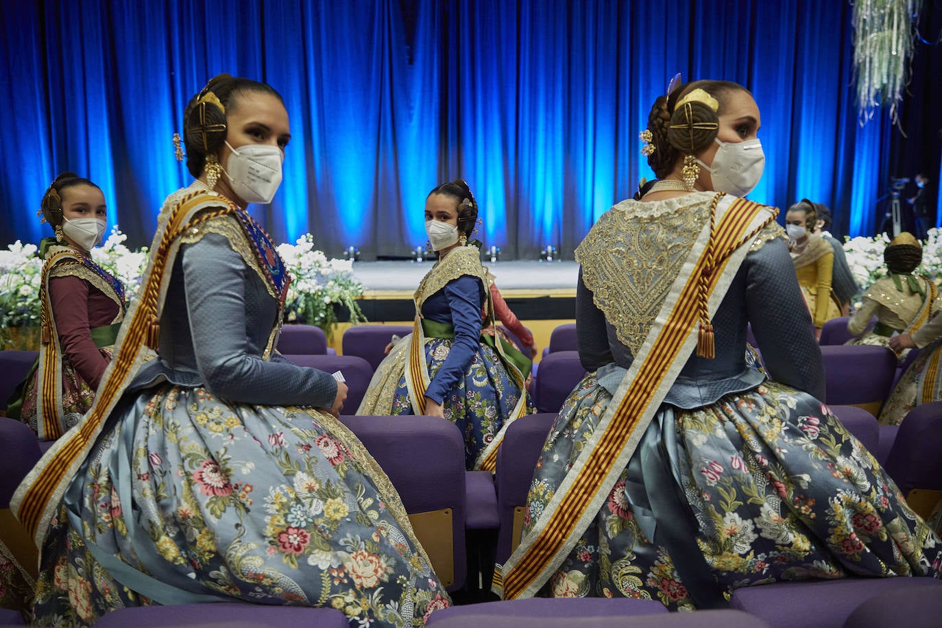 Los falleros y amantes de las tradiciones han revivido este fin de semana su pasión por la fiesta, ya que el Palacio de Congresos ha acogido la celebración del IV aniversario de la declaración de las Fallas como Patrimonio Inmaterial de la Humanidad. Este domingo, la pasarela se ha llenado de color con el Desfile de indumentaria fallera. 