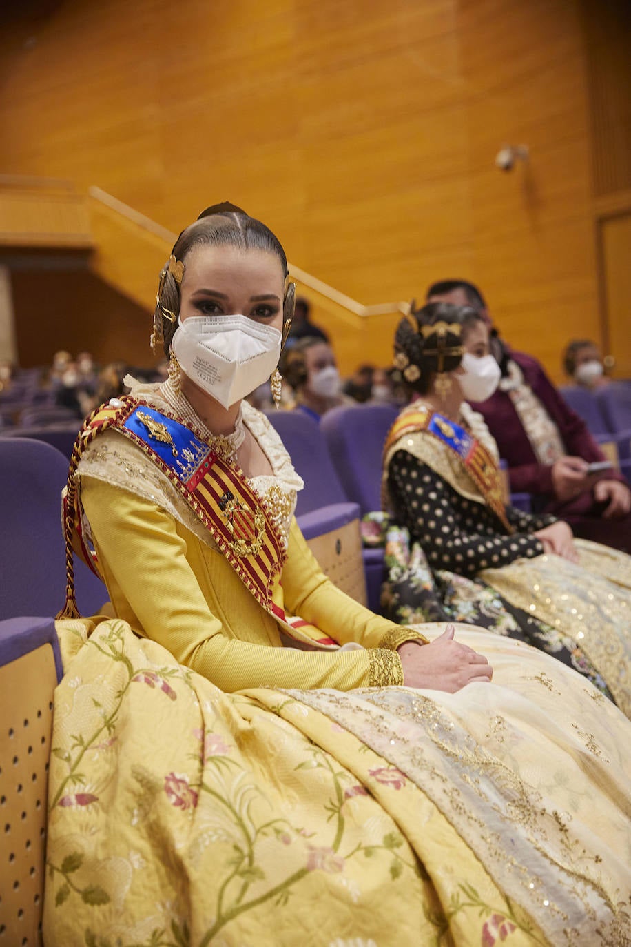 Los falleros y amantes de las tradiciones han revivido este fin de semana su pasión por la fiesta, ya que el Palacio de Congresos ha acogido la celebración del IV aniversario de la declaración de las Fallas como Patrimonio Inmaterial de la Humanidad. Este domingo, la pasarela se ha llenado de color con el Desfile de indumentaria fallera. 