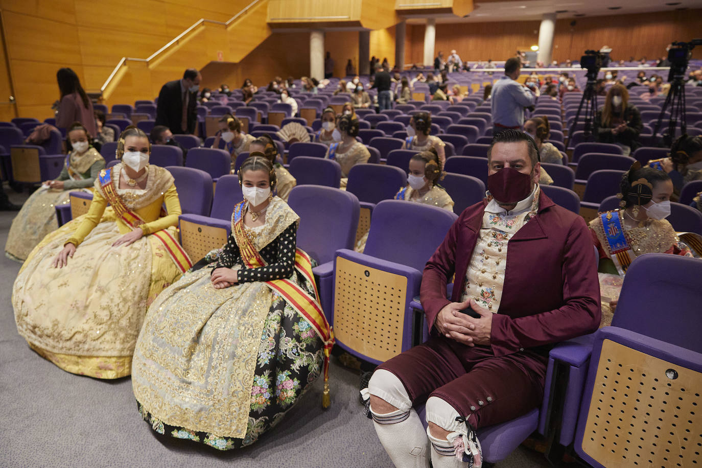 Los falleros y amantes de las tradiciones han revivido este fin de semana su pasión por la fiesta, ya que el Palacio de Congresos ha acogido la celebración del IV aniversario de la declaración de las Fallas como Patrimonio Inmaterial de la Humanidad. Este domingo, la pasarela se ha llenado de color con el Desfile de indumentaria fallera. 