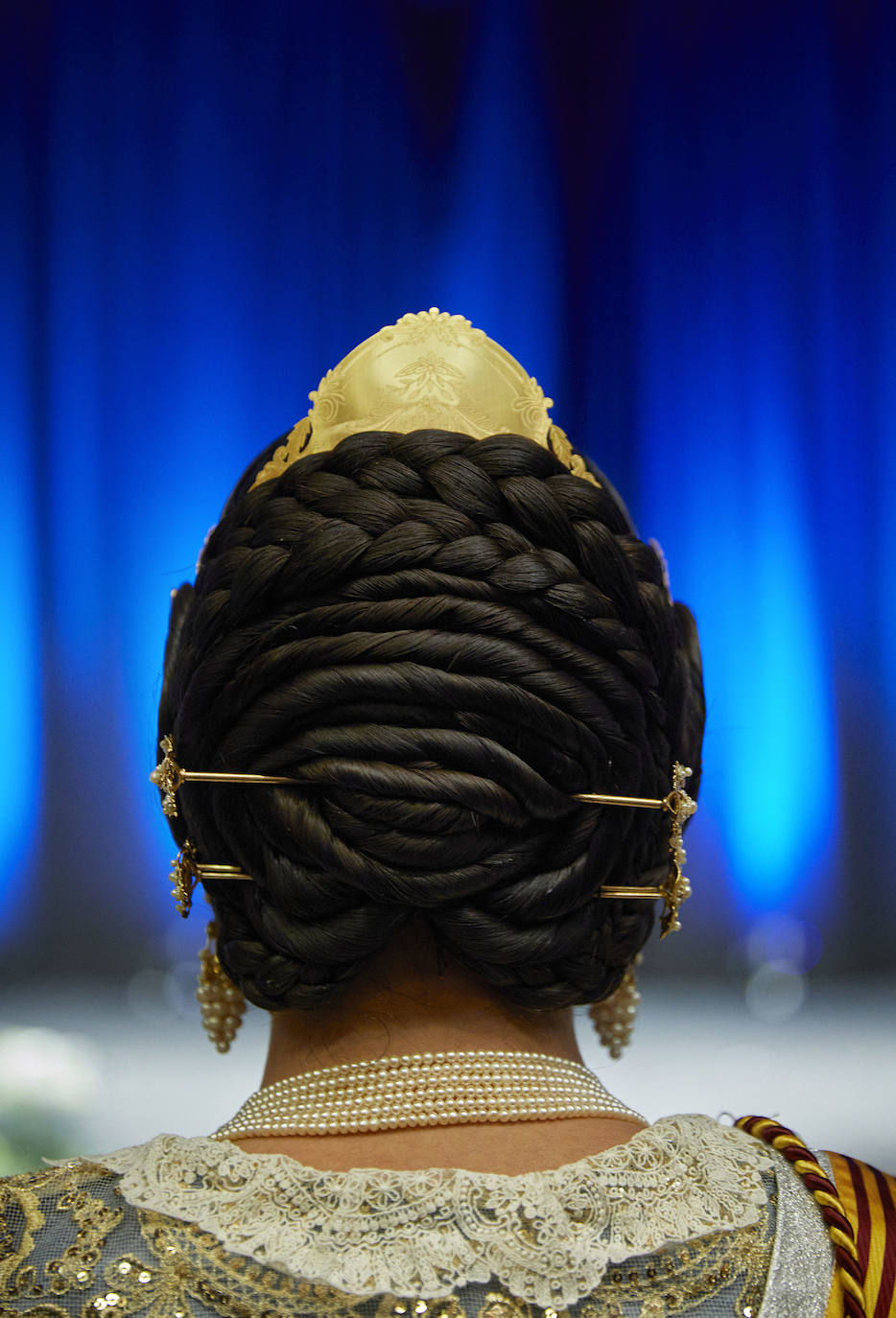 Los falleros y amantes de las tradiciones han revivido este fin de semana su pasión por la fiesta, ya que el Palacio de Congresos ha acogido la celebración del IV aniversario de la declaración de las Fallas como Patrimonio Inmaterial de la Humanidad. Este domingo, la pasarela se ha llenado de color con el Desfile de indumentaria fallera. 