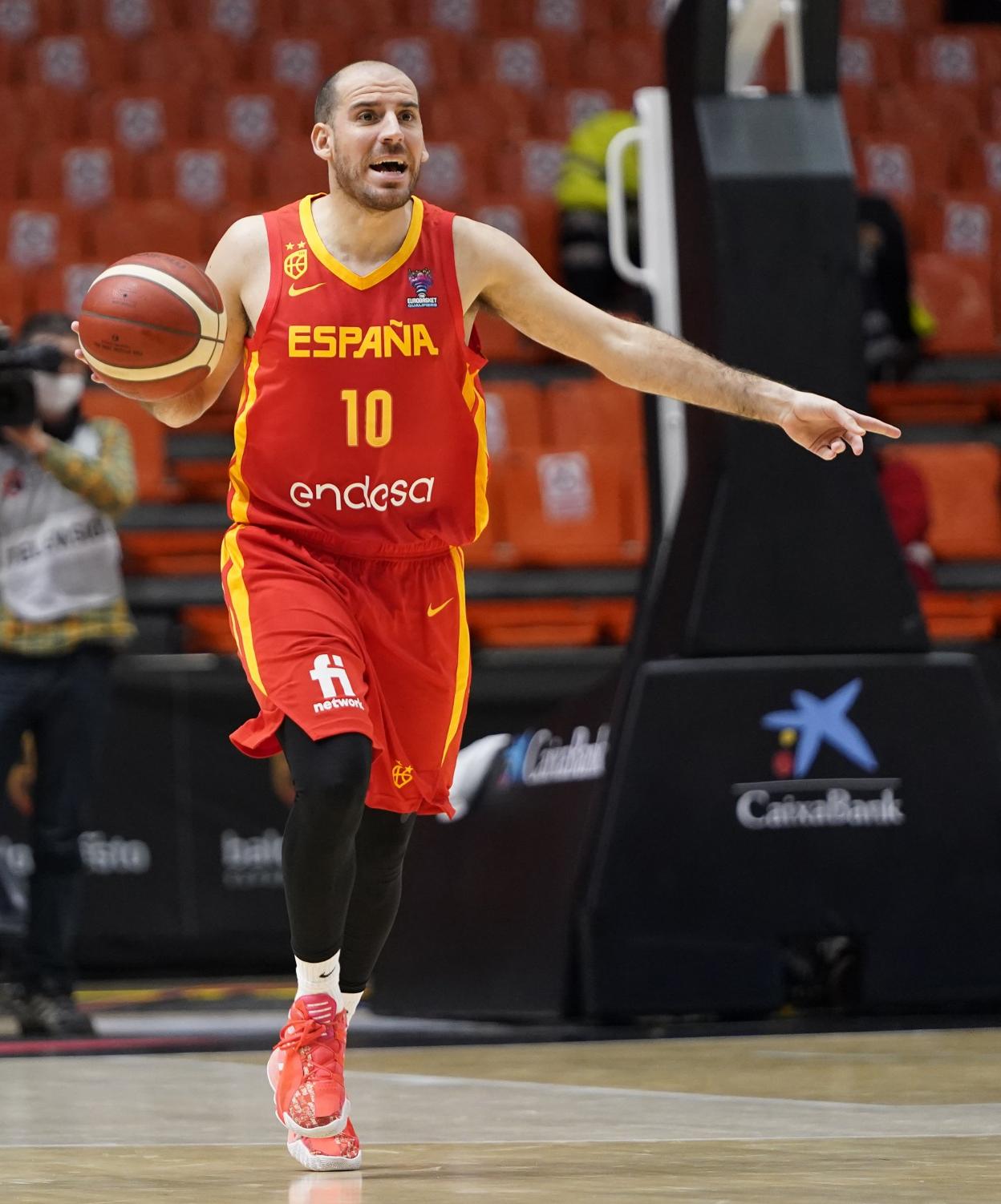 Colom sube el balón en la Fonteta con la camiseta de España. a. nevado 