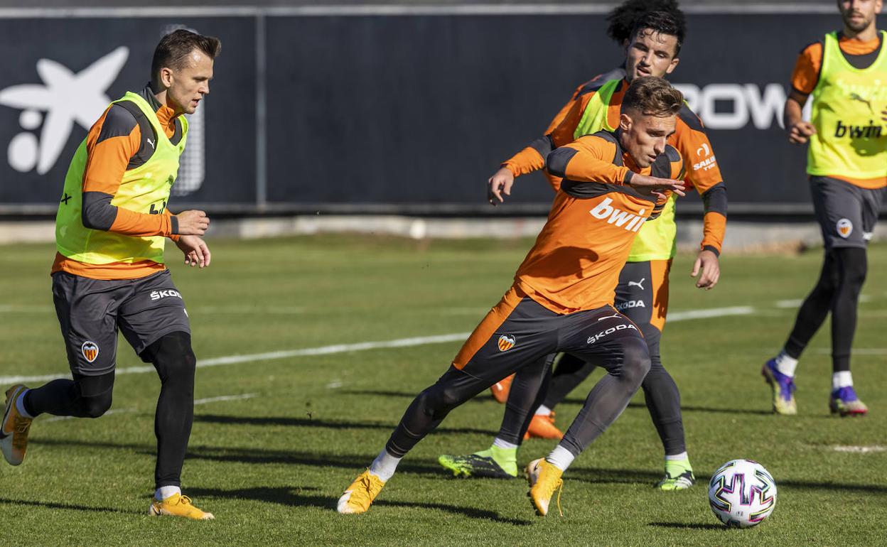 Álex Blanco se lleva el balón en un entrenamiento