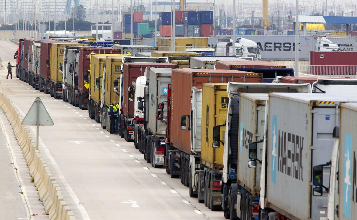 Fila de camiones parados para acceder al Puerto de Valencia. 