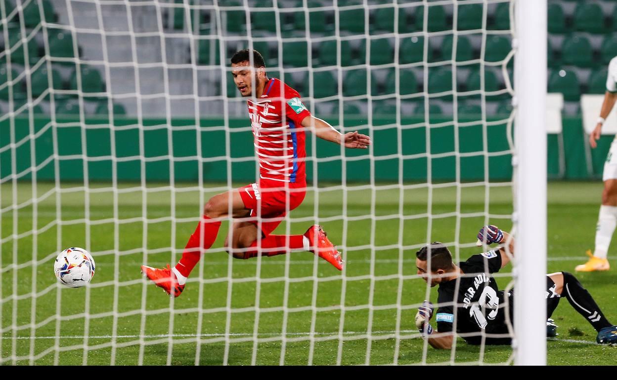 El colombiano Luis Suárez anota el gol de la victoria para el Granada en el Martínez Valero. 