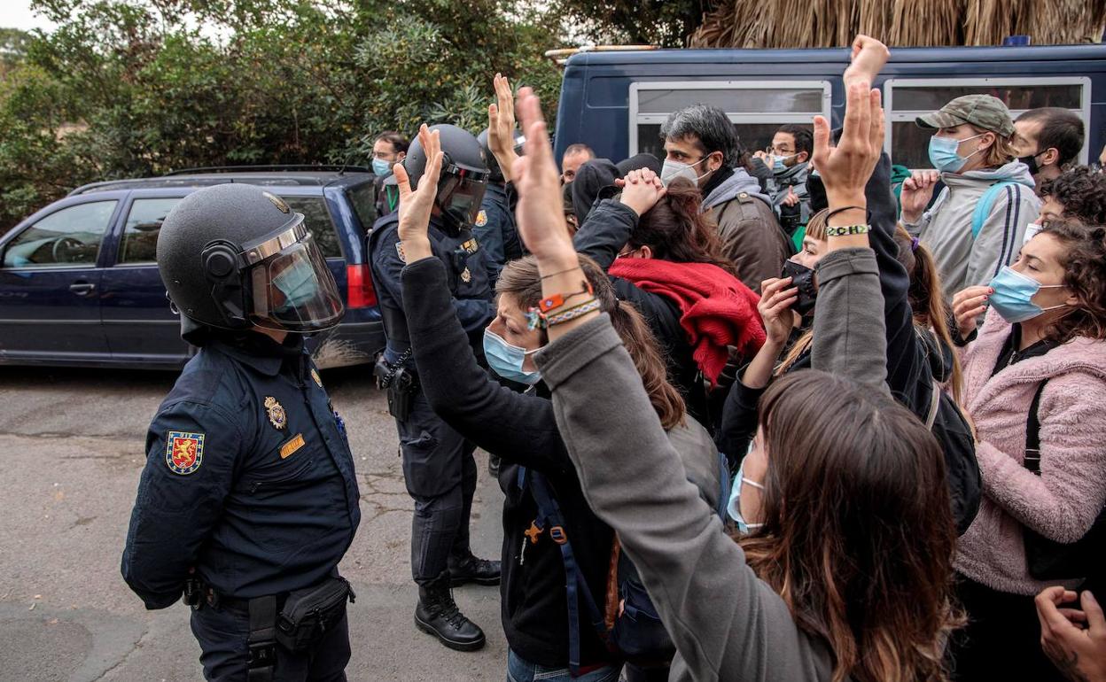 Un momento del desalojo. 