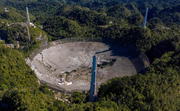 Imagen principal - Suspendido de tres grandes torres de hormigón, el radiotelescopio se balanceó y cayó.