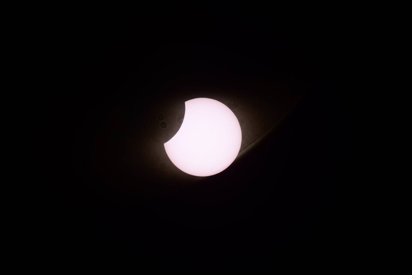 El cielo se oscureció completamente por cerca de dos minutos este lunes en el sur de Chile y Argentina tras un nuevo eclipse total de Sol que conmovió a las miles de personas que se trasladaron hasta esa zona para ver este majestuoso espectáculo natural.