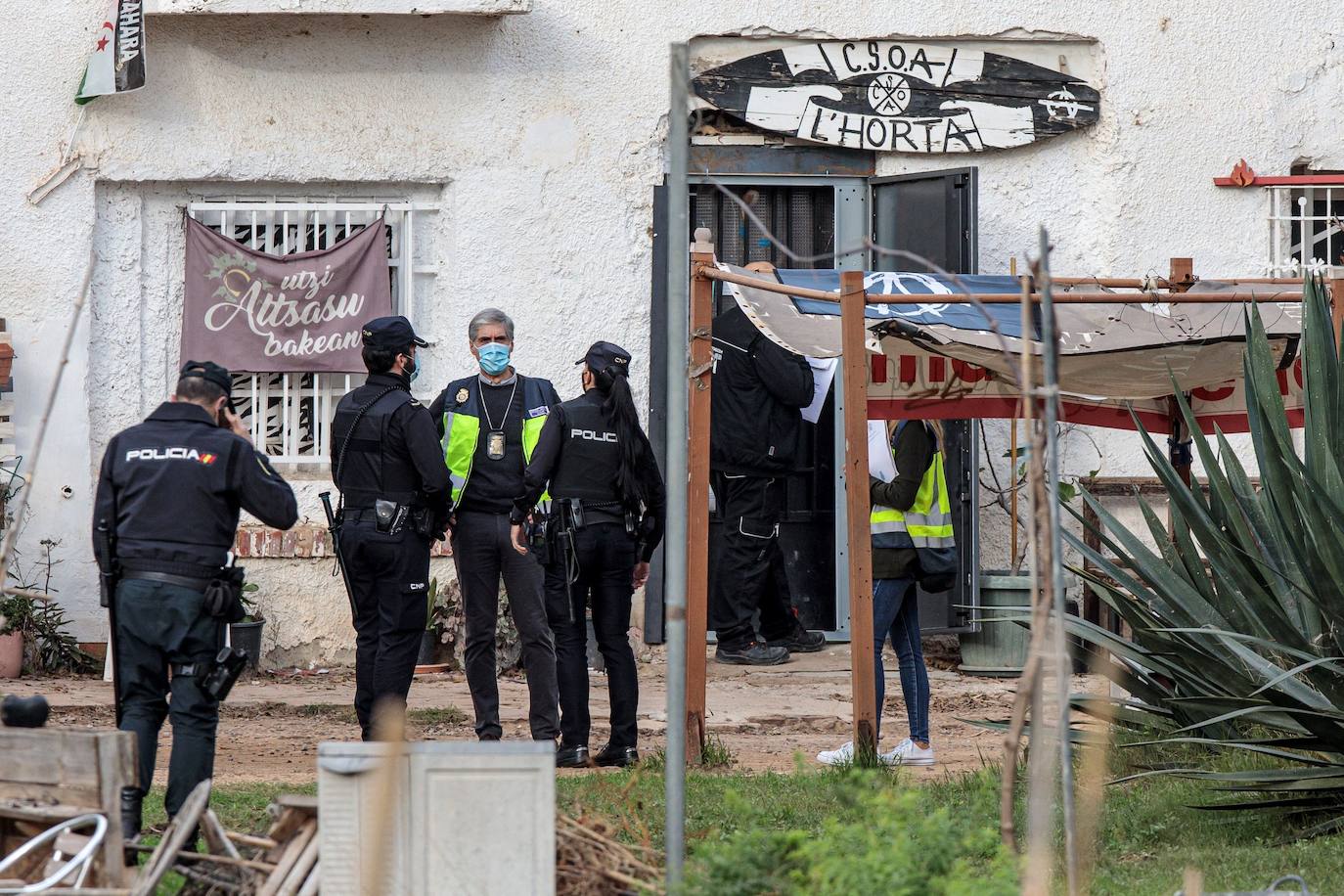 Fotos: Amplio dispositivo policial para el desalojo de un casal okupa en Benimaclet