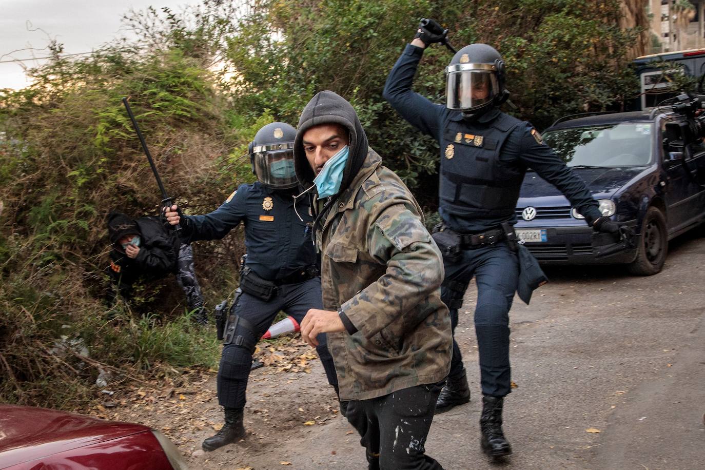 Fotos: Amplio dispositivo policial para el desalojo de un casal okupa en Benimaclet