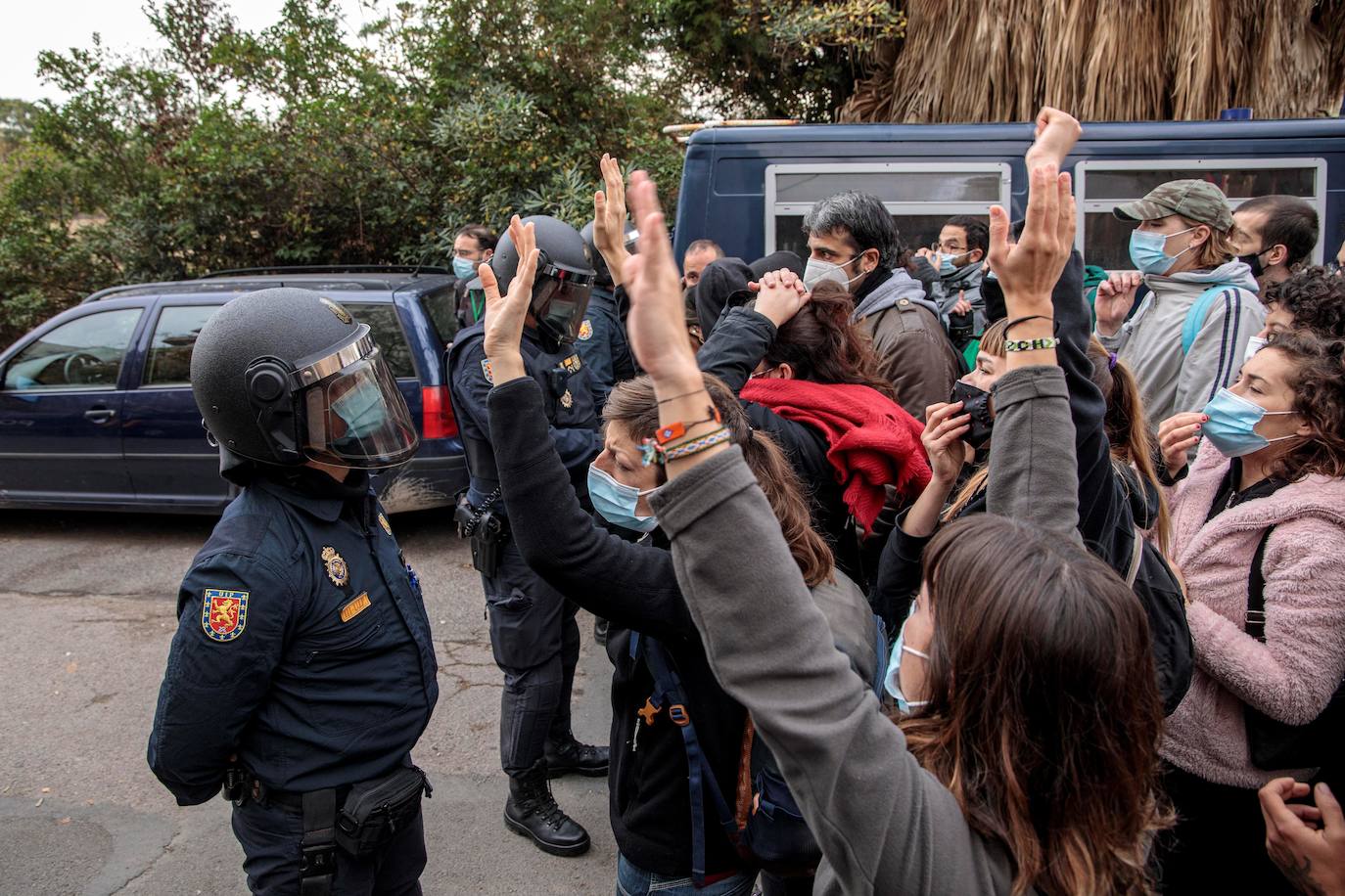 Fotos: Amplio dispositivo policial para el desalojo de un casal okupa en Benimaclet