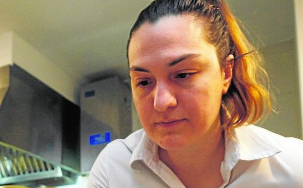 María José Martínez, cocinando en su restaurante Lienzo. 