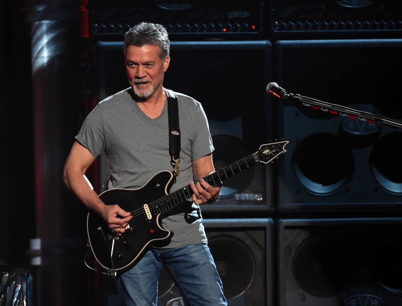 Eddie Van Halen, cofundador de la banda Van Halen e icono del rock de la década de los 70 y los 80, falleció a los 65 años por un cáncer de garganta. El guitarrista murió en octubre en el hospital Providence Saint John's Health Center de Santa Mónica (California, EE UU).
