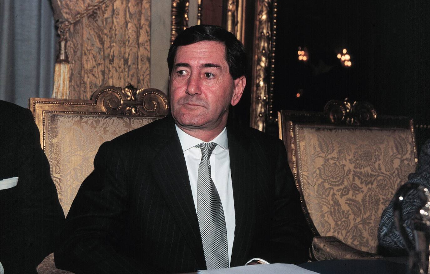 El coronavirus también se ha llevado por delante la vida de uno de los empresarios más conocidos de la economía en España: Alfonso Cortina, que falleció a los 76 años de edad tras contraer la enfermedad. Durante los últimos días, permanecía ingresado en el hospital de Toledo.