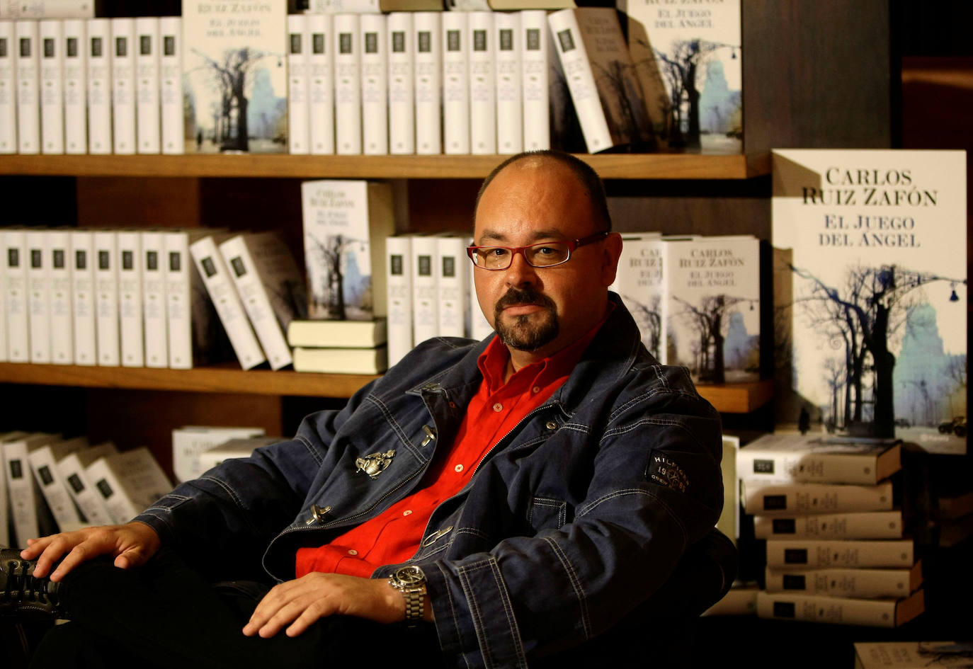 Carlos Ruiz Zafón, el exitoso autor de 'La Sombra del Viento', falleció en su residencia de Los Ángeles. El escritor murió a los 55 años a causa del cáncer.