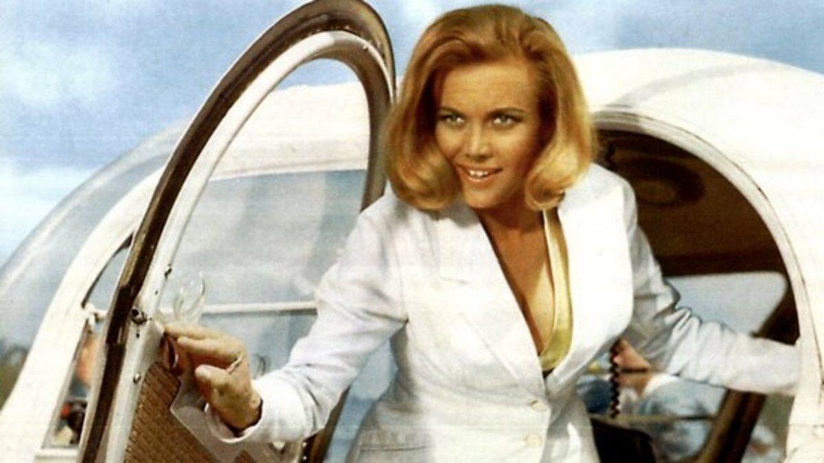 Honor Blackman, la inolvidable 'chica Bond' en 'Goldfinger', murió a los 94 años por causas naturales. La actriz tenía 38 años cuando interpretó a una de las chicas Bond más memorables, portadora de un lesbianismo nada disimulado a pesar de que, al final, caía rendida ante la masculinidad de Sean Connery. 