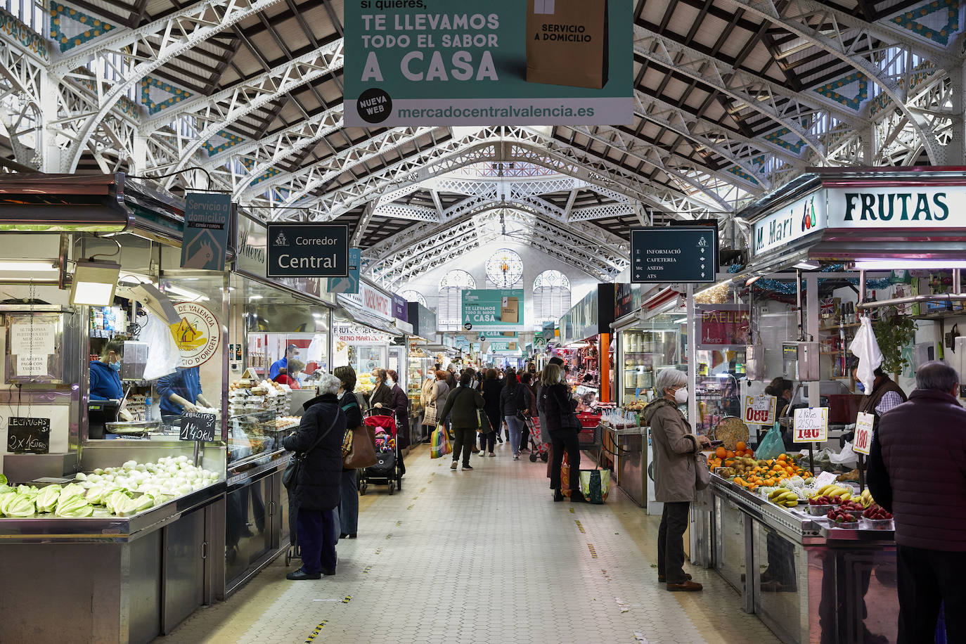 Con la Navidad a la vuelta de la esquina, los valencianos aprovechan para disfrutar del ambiente y realizar las compras en los mercados de la ciudad. La celebración de las fiestas navideñas este año será atípicas y con restricciones por la pandemia del coronavirus. En imagen, el Mercado Central de Valencia este martes.