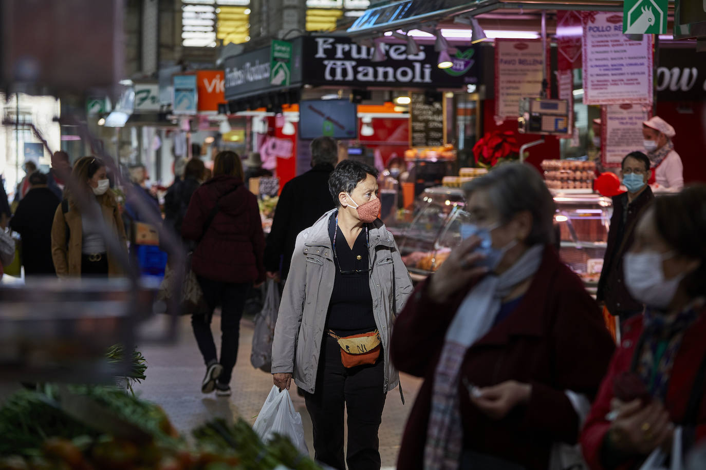 Con la Navidad a la vuelta de la esquina, los valencianos aprovechan para disfrutar del ambiente y realizar las compras en los mercados de la ciudad. La celebración de las fiestas navideñas este año será atípicas y con restricciones por la pandemia del coronavirus. En imagen, el Mercado Central de Valencia este martes.