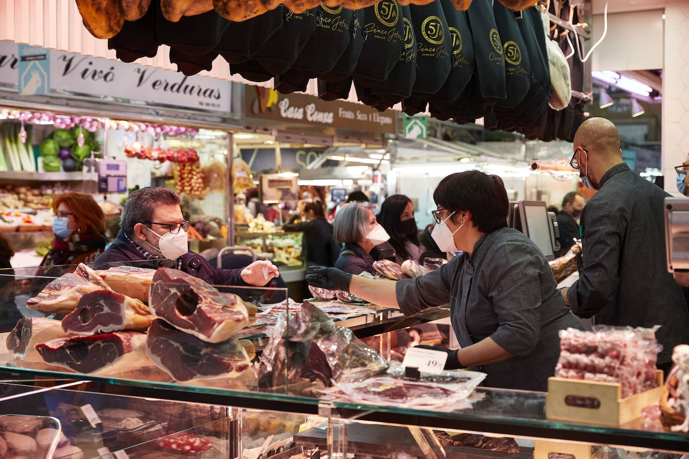 Con la Navidad a la vuelta de la esquina, los valencianos aprovechan para disfrutar del ambiente y realizar las compras en los mercados de la ciudad. La celebración de las fiestas navideñas este año será atípicas y con restricciones por la pandemia del coronavirus. En imagen, el Mercado Central de Valencia este martes.