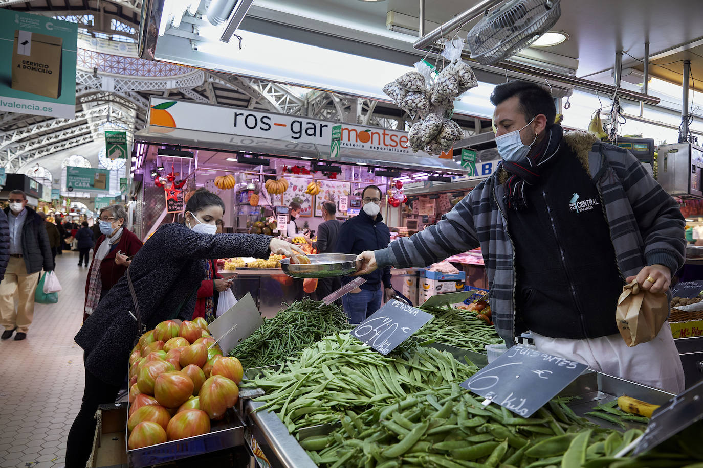 Con la Navidad a la vuelta de la esquina, los valencianos aprovechan para disfrutar del ambiente y realizar las compras en los mercados de la ciudad. La celebración de las fiestas navideñas este año será atípicas y con restricciones por la pandemia del coronavirus. En imagen, el Mercado Central de Valencia este martes.