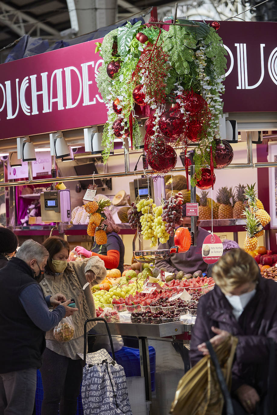 Con la Navidad a la vuelta de la esquina, los valencianos aprovechan para disfrutar del ambiente y realizar las compras en los mercados de la ciudad. La celebración de las fiestas navideñas este año será atípicas y con restricciones por la pandemia del coronavirus. En imagen, el Mercado Central de Valencia este martes.