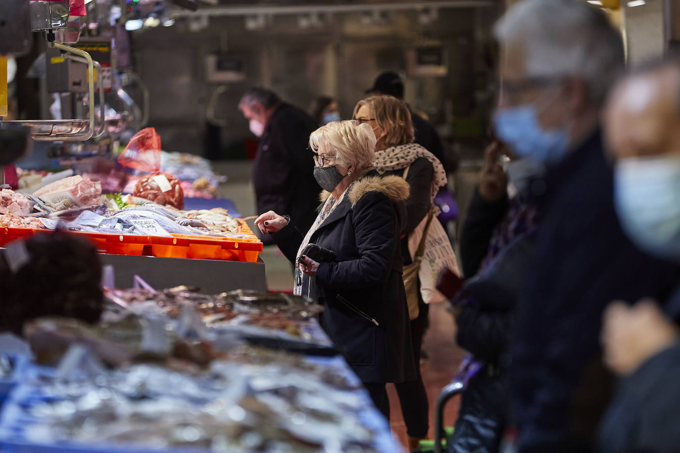 Con la Navidad a la vuelta de la esquina, los valencianos aprovechan para disfrutar del ambiente y realizar las compras en los mercados de la ciudad. La celebración de las fiestas navideñas este año será atípicas y con restricciones por la pandemia del coronavirus. En imagen, el Mercado del Cabaynal este martes.