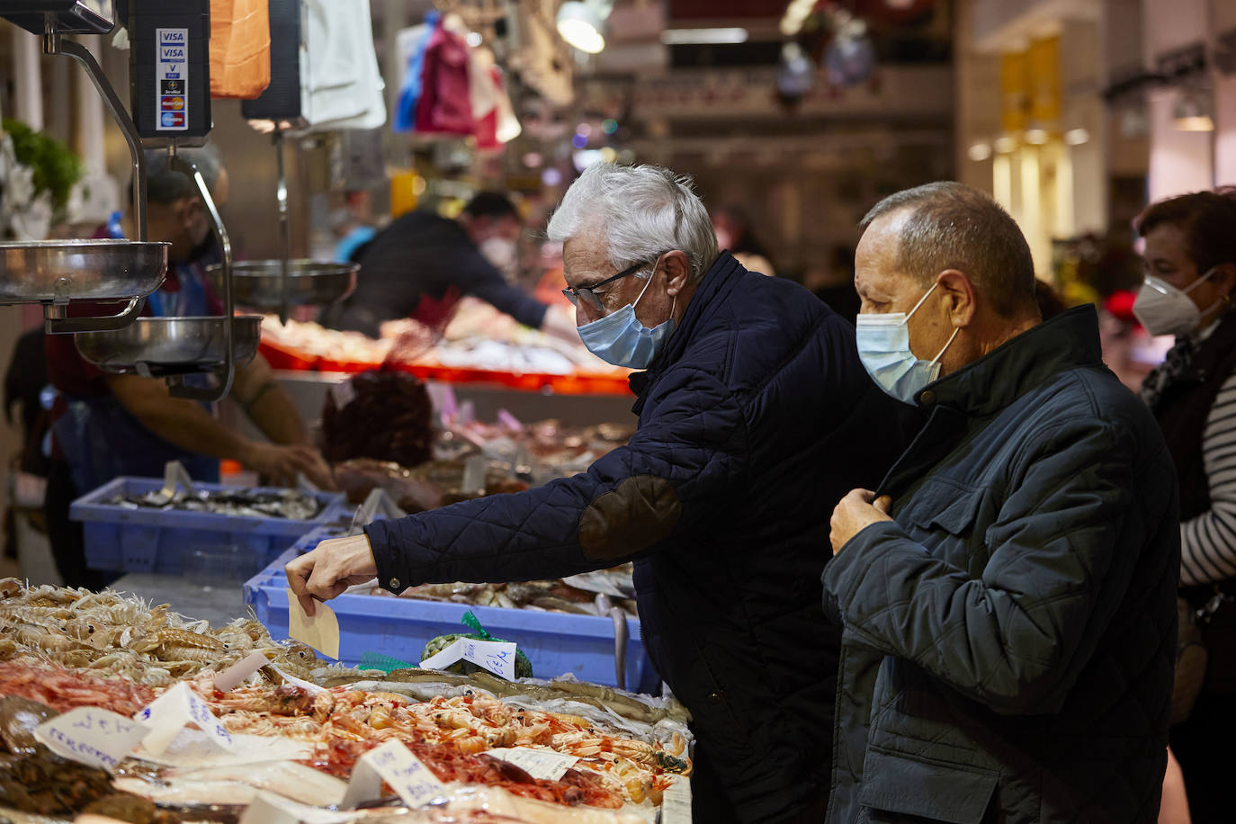 Con la Navidad a la vuelta de la esquina, los valencianos aprovechan para disfrutar del ambiente y realizar las compras en los mercados de la ciudad. La celebración de las fiestas navideñas este año será atípicas y con restricciones por la pandemia del coronavirus. En imagen, el Mercado del Cabaynal este martes.