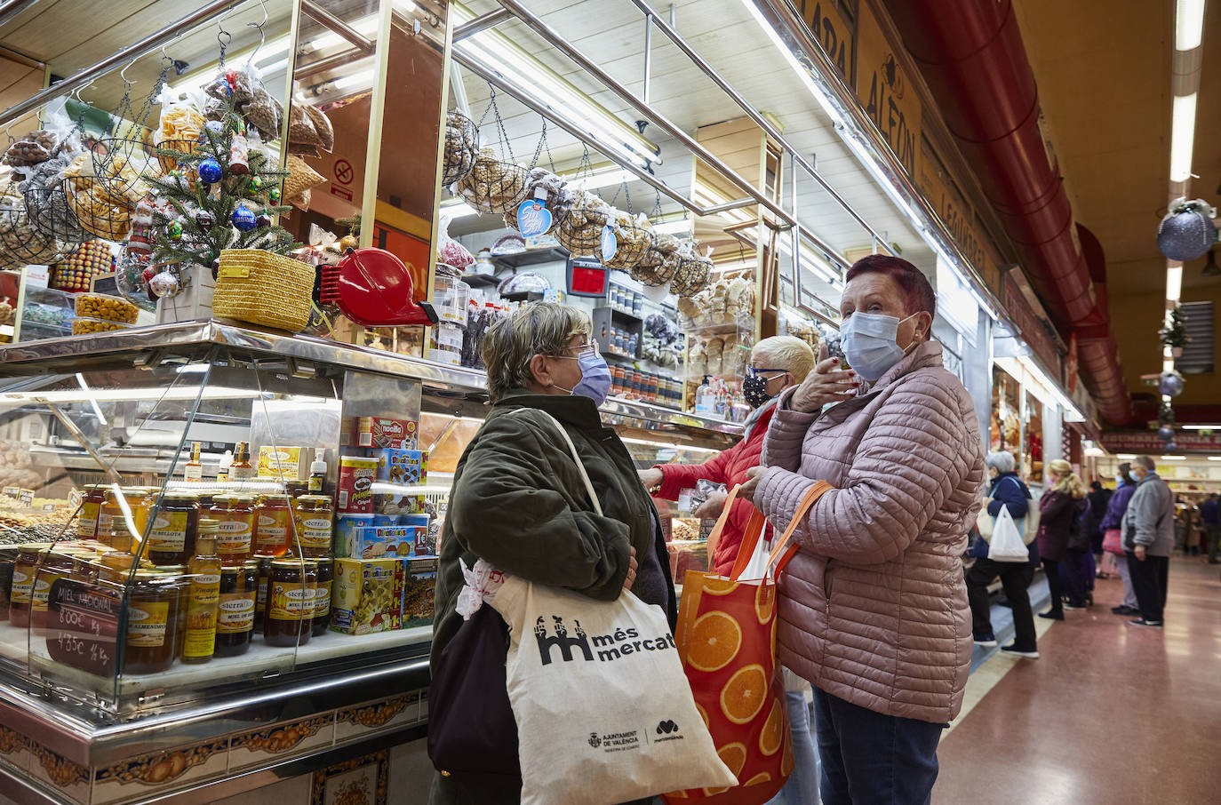 Con la Navidad a la vuelta de la esquina, los valencianos aprovechan para disfrutar del ambiente y realizar las compras en los mercados de la ciudad. La celebración de las fiestas navideñas este año será atípicas y con restricciones por la pandemia del coronavirus. En imagen, el Mercado del Cabaynal este martes.