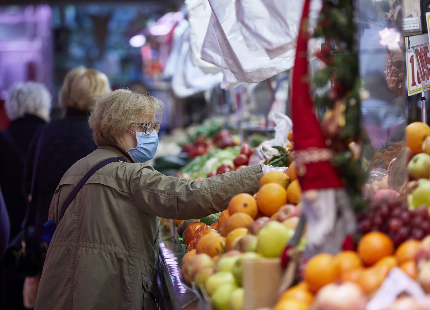 Con la Navidad a la vuelta de la esquina, los valencianos aprovechan para disfrutar del ambiente y realizar las compras en los mercados de la ciudad. La celebración de las fiestas navideñas este año será atípicas y con restricciones por la pandemia del coronavirus. En imagen, el Mercado del Cabaynal este martes.