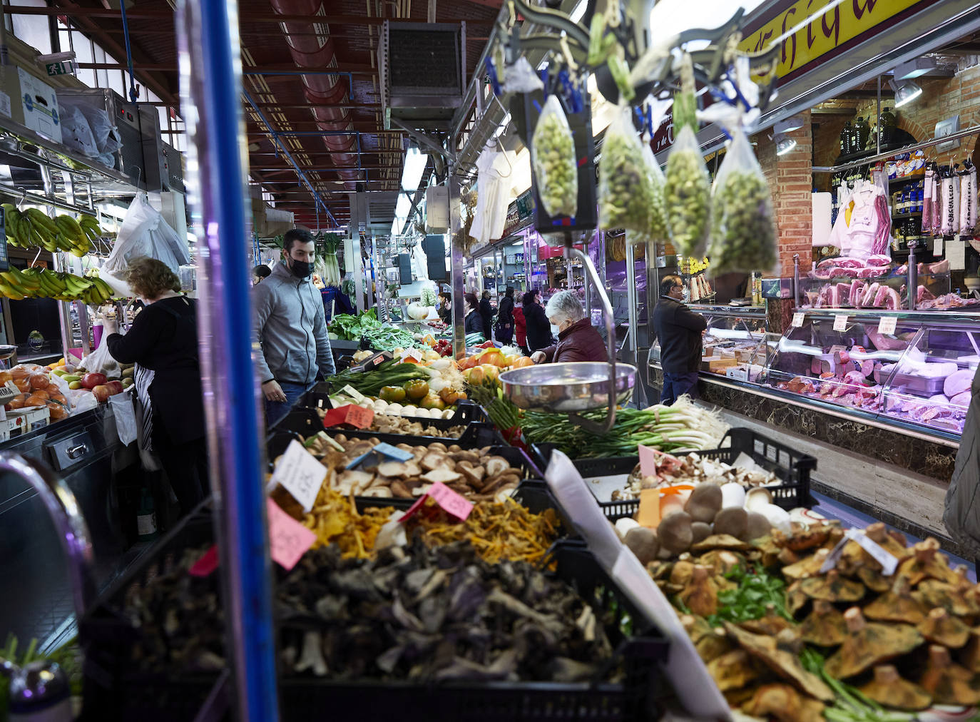 Con la Navidad a la vuelta de la esquina, los valencianos aprovechan para disfrutar del ambiente y realizar las compras en los mercados de la ciudad. La celebración de las fiestas navideñas este año será atípicas y con restricciones por la pandemia del coronavirus. En imagen, el Mercado del Cabaynal este martes.