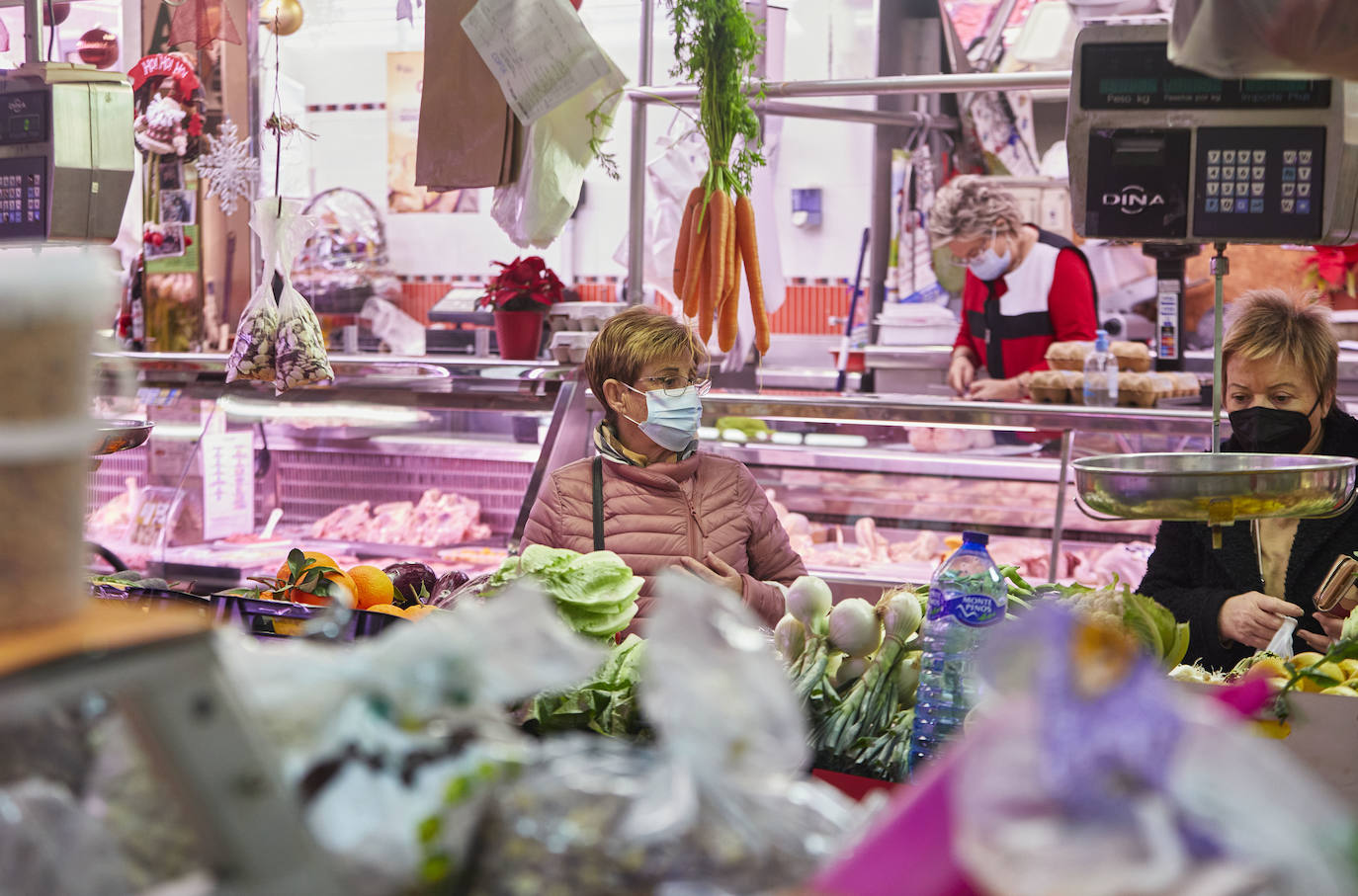 Con la Navidad a la vuelta de la esquina, los valencianos aprovechan para disfrutar del ambiente y realizar las compras en los mercados de la ciudad. La celebración de las fiestas navideñas este año será atípicas y con restricciones por la pandemia del coronavirus. En imagen, el Mercado del Cabaynal este martes.