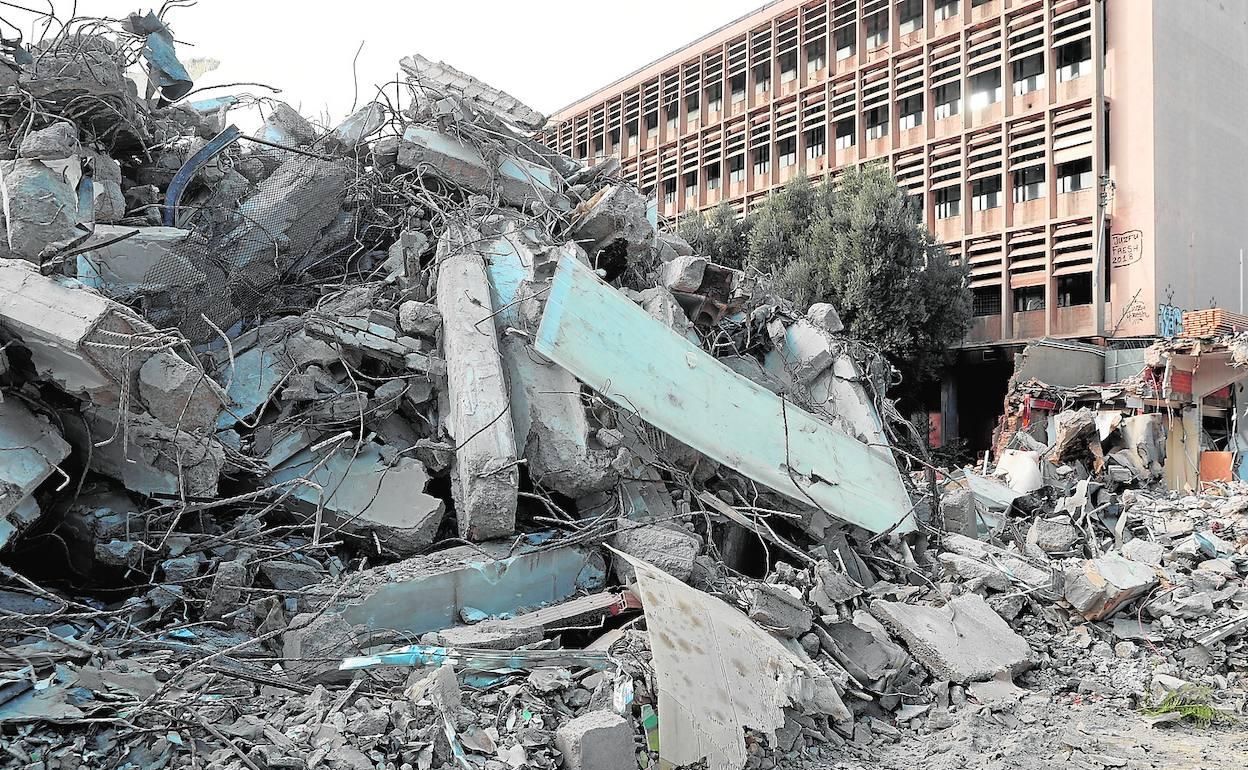 Restos de las naves ya derribadas, que darán paso a un edificio de hospitalización de cinco alturas. 