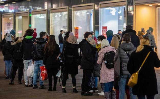 Imagen tomada ayer, martes, en la puerta de una tienda de ropa en el último día de compras antes del cierre. 