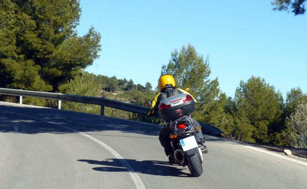 La DGT desvela las futuras normas: motos por el arcén y nuevos chalecos de seguridad