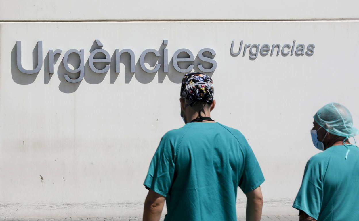 Personal sanitario junto a las Urgencias de un hospital de Valencia. 