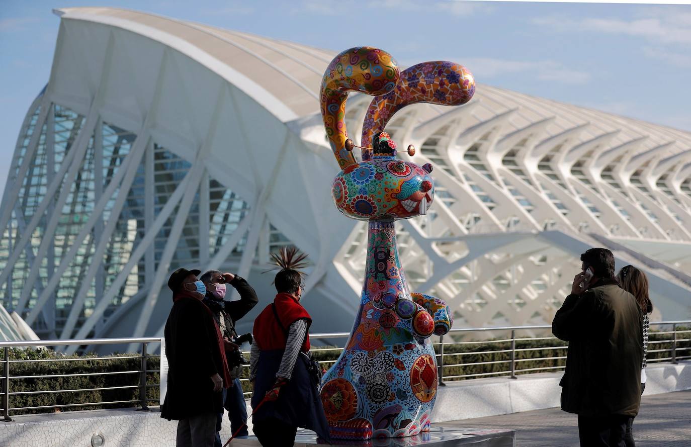 El artista exhibe su obra en la Ciudad de las Artes y las Ciencias en una exposición gratutita que se podrá contemplar hasta el 21 de febrero. Hung Yi es un escultor nacido en Taiwán en 1970 y cuya obra se ha exhibido en multitud de museos y galerías de arte en todo el mundo. Esta galaxia que llega ahora a Valencia está habitada por un sinfin de animales, todos ellos con una percepción colorista y con una visión muy oriental 