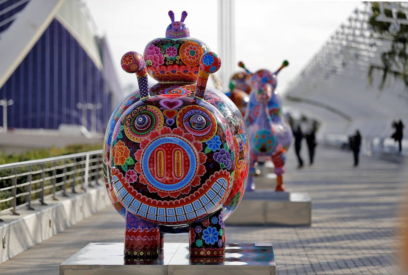 El artista exhibe su obra en la Ciudad de las Artes y las Ciencias en una exposición gratutita que se podrá contemplar hasta el 21 de febrero. Hung Yi es un escultor nacido en Taiwán en 1970 y cuya obra se ha exhibido en multitud de museos y galerías de arte en todo el mundo. Esta galaxia que llega ahora a Valencia está habitada por un sinfin de animales, todos ellos con una percepción colorista y con una visión muy oriental 