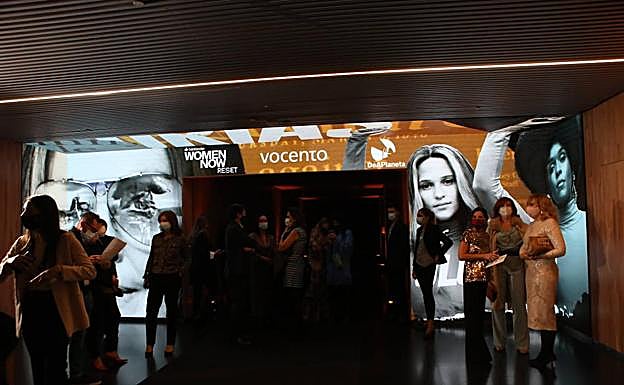 Imagen principal -  1. Entrada de la sala de cine habilitada en la sede de Vocento para la proyección de la película sobre la vida de Gloria Steinem. 2. Laura Ruiz de Galarreta, directora general de revistas del Grupo Vocento, presenta la premiere. 3. Fiona Ferrer, en la presentación de 'The Glorias'.