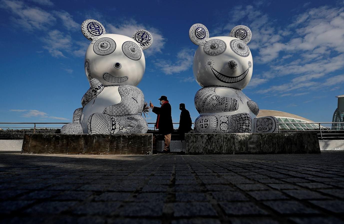 El artista exhibe su obra en la Ciudad de las Artes y las Ciencias en una exposición gratutita que se podrá contemplar hasta el 21 de febrero. Hung Yi es un escultor nacido en Taiwán en 1970 y cuya obra se ha exhibido en multitud de museos y galerías de arte en todo el mundo. Esta galaxia que llega ahora a Valencia está habitada por un sinfin de animales, todos ellos con una percepción colorista y con una visión muy oriental 