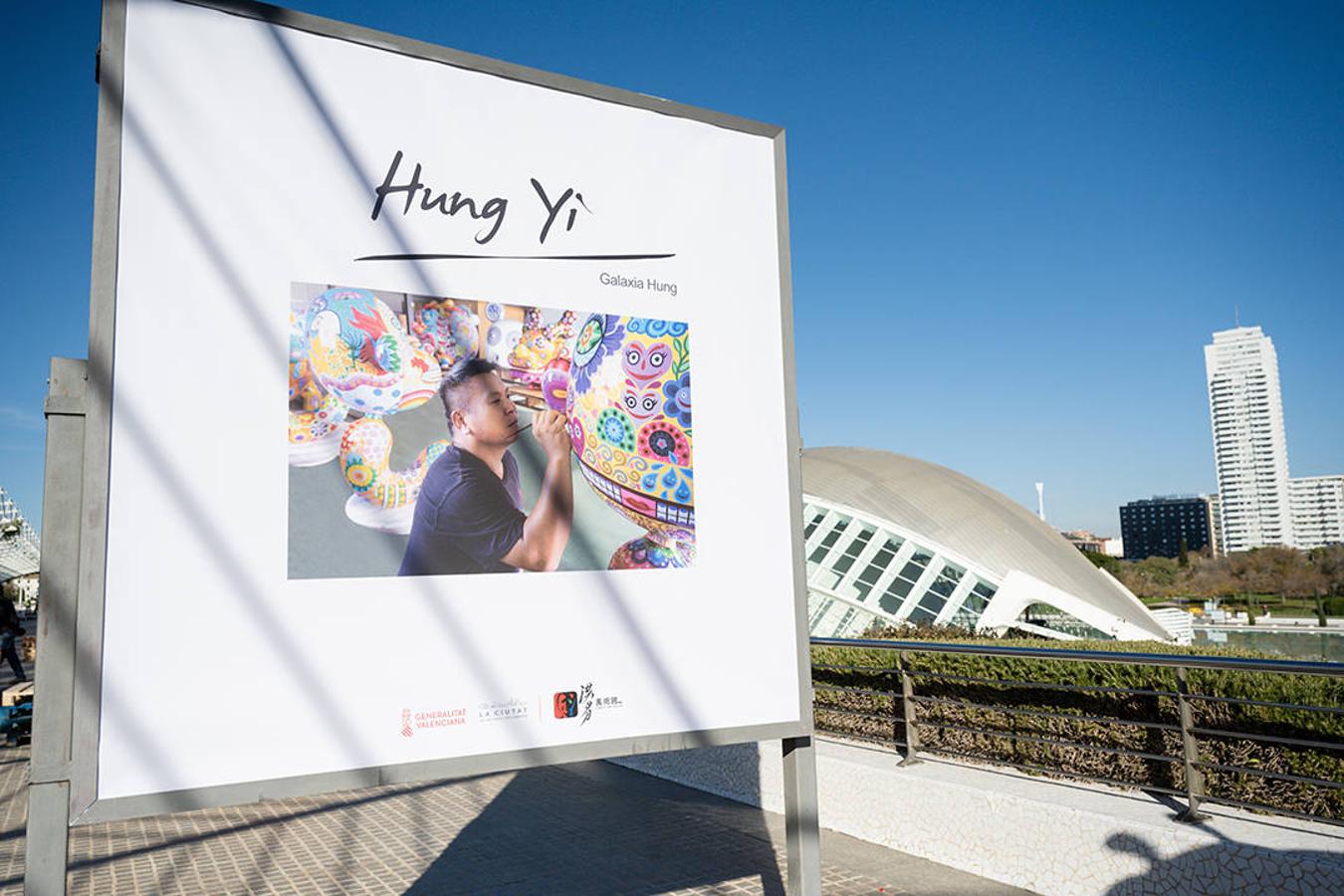 El artista exhibe su obra en la Ciudad de las Artes y las Ciencias en una exposición gratutita que se podrá contemplar hasta el 21 de febrero. Hung Yi es un escultor nacido en Taiwán en 1970 y cuya obra se ha exhibido en multitud de museos y galerías de arte en todo el mundo. Esta galaxia que llega ahora a Valencia está habitada por un sinfin de animales, todos ellos con una percepción colorista y con una visión muy oriental 