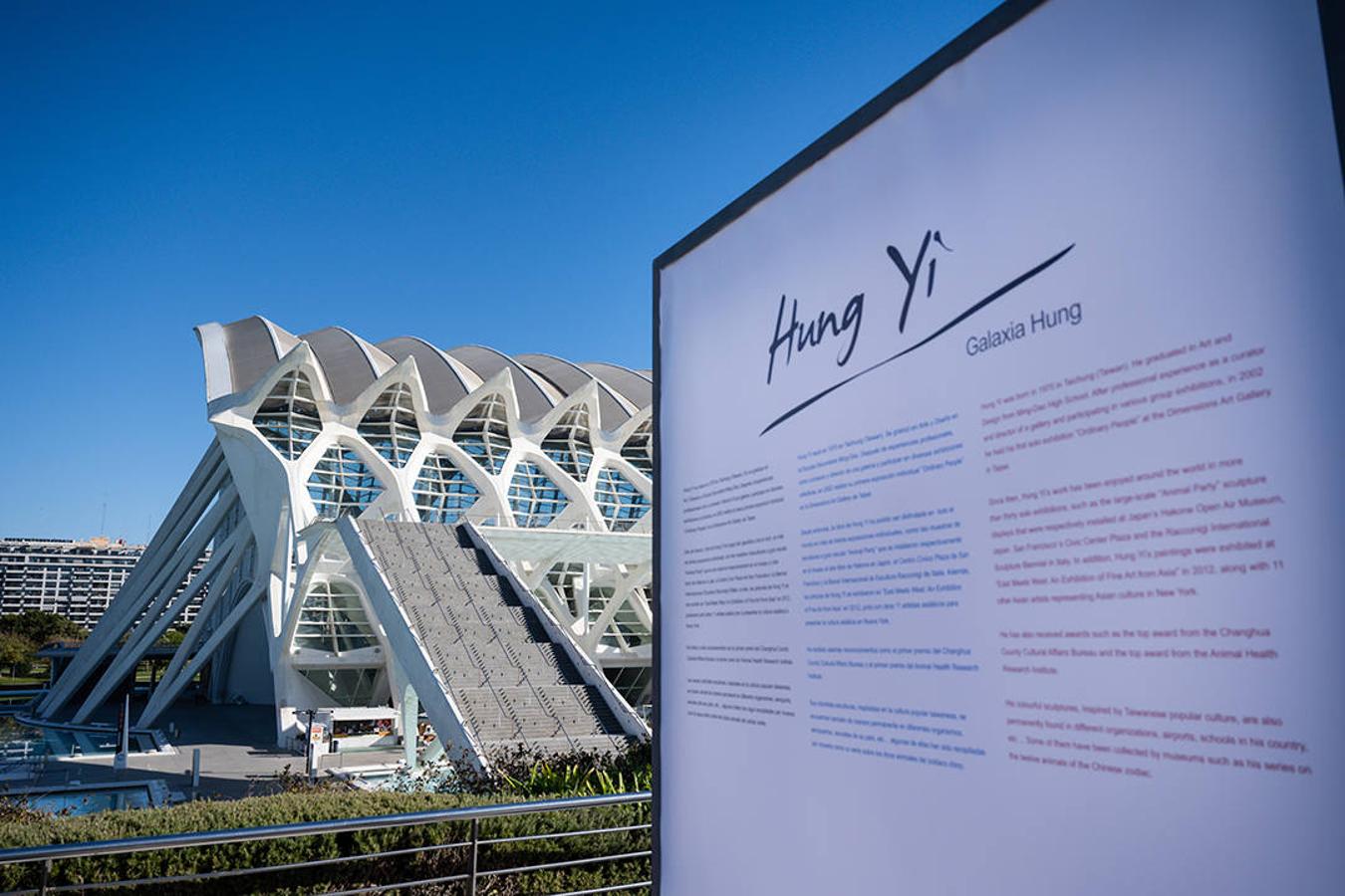 El artista exhibe su obra en la Ciudad de las Artes y las Ciencias en una exposición gratutita que se podrá contemplar hasta el 21 de febrero. Hung Yi es un escultor nacido en Taiwán en 1970 y cuya obra se ha exhibido en multitud de museos y galerías de arte en todo el mundo. Esta galaxia que llega ahora a Valencia está habitada por un sinfin de animales, todos ellos con una percepción colorista y con una visión muy oriental 