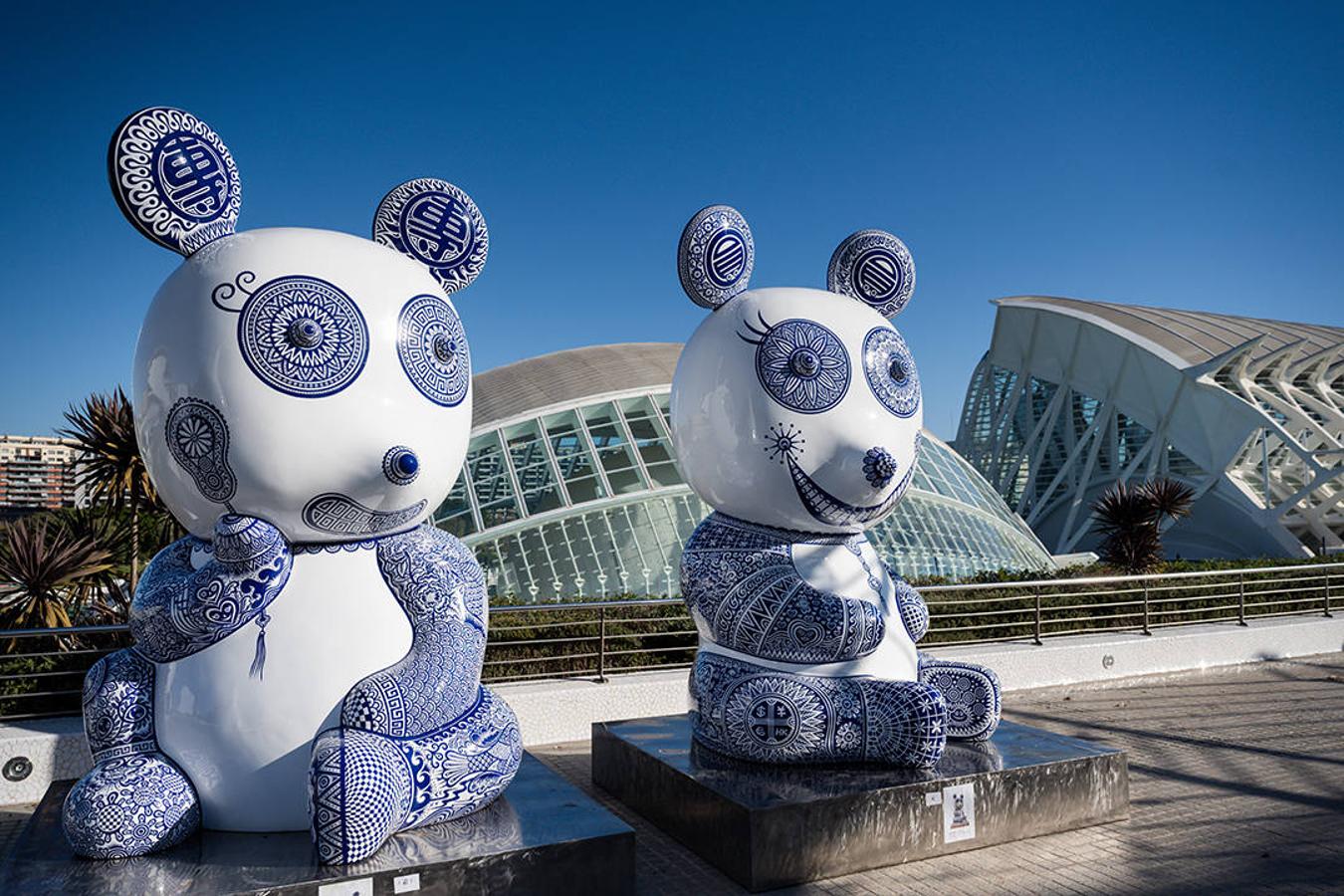 El artista exhibe su obra en la Ciudad de las Artes y las Ciencias en una exposición gratutita que se podrá contemplar hasta el 21 de febrero. Hung Yi es un escultor nacido en Taiwán en 1970 y cuya obra se ha exhibido en multitud de museos y galerías de arte en todo el mundo. Esta galaxia que llega ahora a Valencia está habitada por un sinfin de animales, todos ellos con una percepción colorista y con una visión muy oriental 