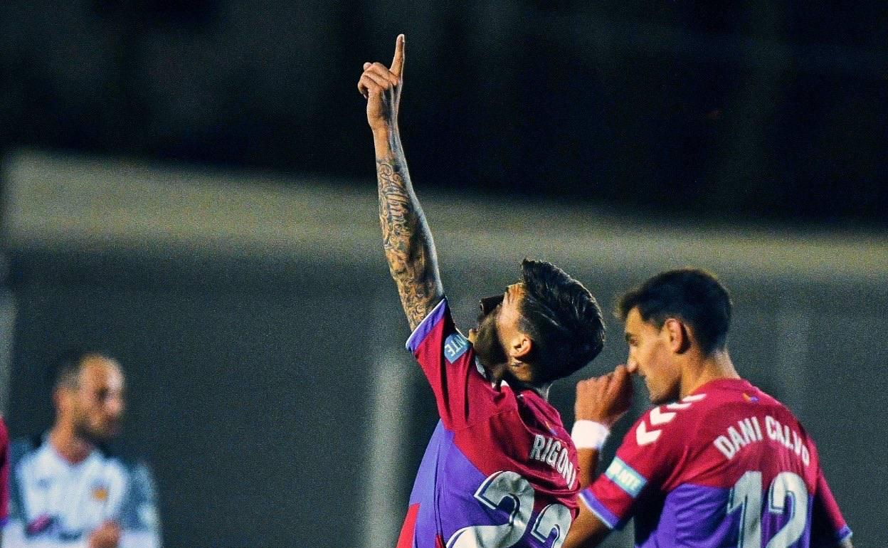 Emiliano Rigoni celebra su gol al Buñol. 