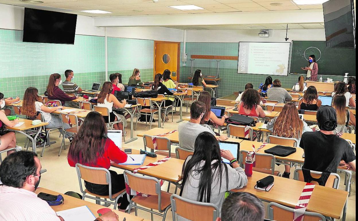 La UCV estudia pedir indemnizaciones por la exclusión de su alumnado de las becas