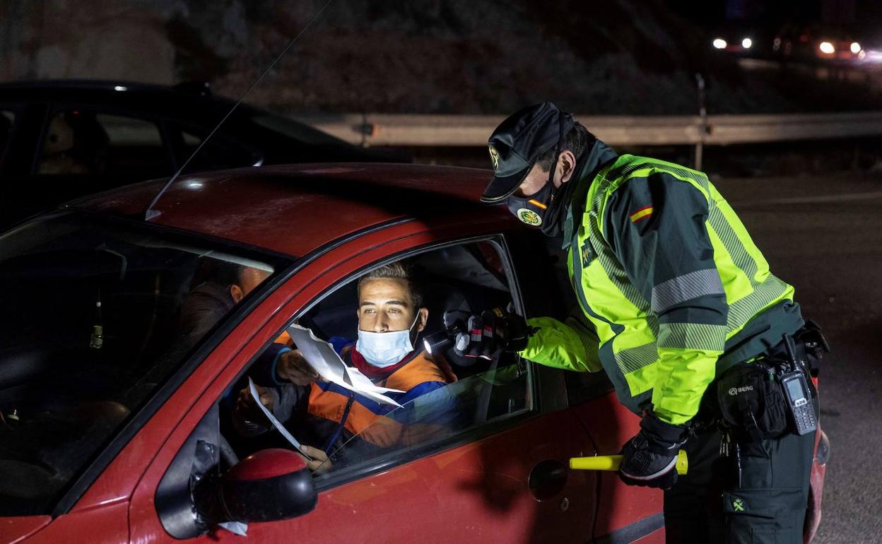 Agentes de la Guardia Civil de tráfico durante un control. 