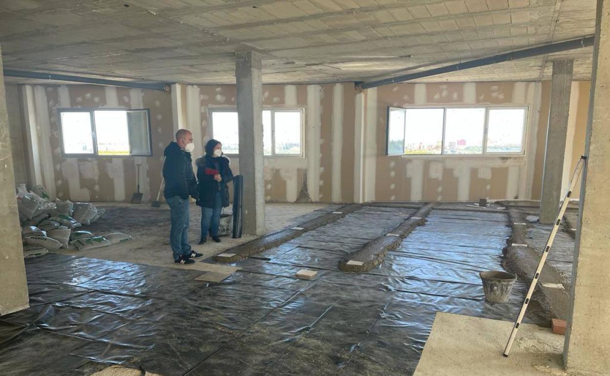 El alcalde, Paco Gómez, visita las obras. 